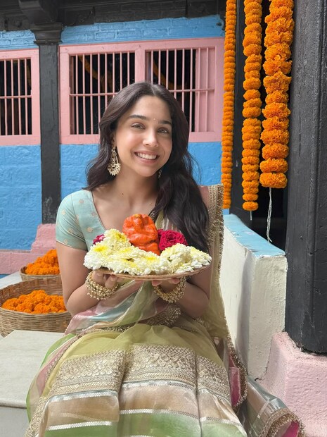 बॉलिवूड अभिनेत्री शर्वरी वाघसाठी गणेशासोबतचं खूप खास नातं आहे. त्यामुळे ती प्रत्येक वर्षा गणेश चतुर्थीला तिच्या मूळ गावी मोरगावला जाते. यंदाही ती गणेशाच्या आगमनासाठी गावी गेली आहे. 