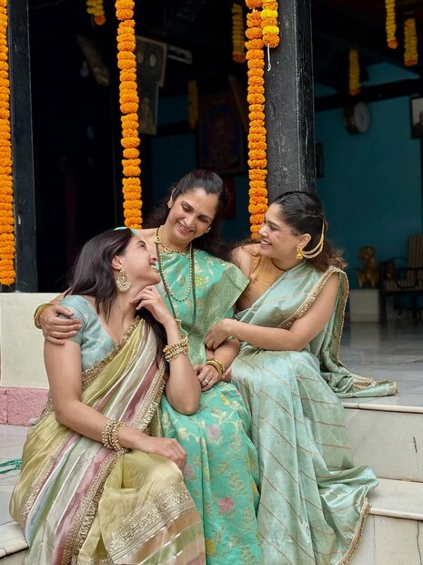 शर्वरी वाघ सध्या तिच्या मूळ गावी मोरगाव (महाराष्ट्र) येथे गणेशोत्सव साजरा करत आहे. शहरात जरी ग्लॅमरची चमक असली तरी शर्वरी दरवर्षी गणेश चतुर्थीला गावाकडे धाव घेते. कुटुंबासोबत गणपतीची स्थापना करून ती हा सण अत्यंत साधेपणाने आणि भक्तिभावाने साजरा करते.