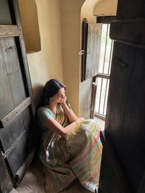 दरम्यान, शर्वरीने ‘बंटी और बबली 2’ मधून बॉलिवूडमध्ये पाऊल ठेवले. या चित्रपटात राणी मुखर्जी, सैफ अली खान आणि पंकज त्रिपाठी यांच्यासोबत तिने काम केलं. अलीकडेच आलेल्या ‘मुंज्या’ चित्रपटाने तिला मोठं यश दिलं. प्रेक्षकांनी तिच्या अभिनयाचं भरभरून कौतुक केलं.