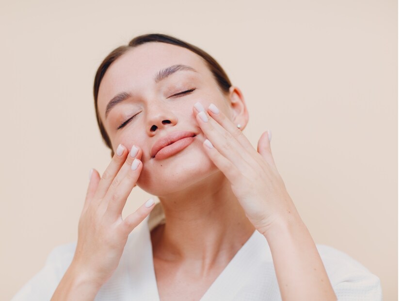  संवेदनशील त्वचा (Sensitive Skin) : अनेक लोकांची त्वचा खूप संवेदनशील असते. अशा त्वचेसाठी कोरफड (ॲलोवेरा) आणि कॅमोमाईल सारखे घटक असलेले मॉइश्चरायझर अधिक प्रभावी असतात.