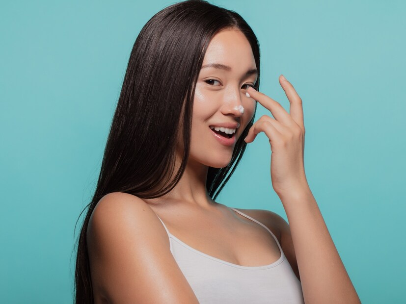  मॉइश्चरायझर निवडण्यापूर्वी तुम्हाला तुमच्या त्वचेचा प्रकार ओळखता आला पाहिजे. एकदा त्वचेचा प्रकार समजला की, तुम्ही योग्य मॉइश्चरायझर निवडू शकता, जे तुमच्या त्वचेतील ओलावा टिकवून ठेवण्यास मदत करेल.