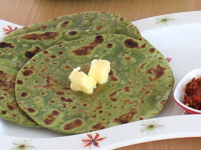  शुक्रवार - पालक पराठा : पालक पराठ्यात लोह आणि व्हिटॅमिन 'ए' भरपूर असते, ज्यामुळे शरीरातील अशक्तपणा दूर होतो. दही किंवा लोणच्यासोबत हा पराठा खाल्ल्यास दिवसभर ऊर्जा टिकून राहते.