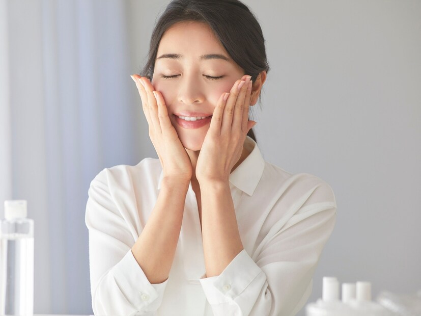  मिश्र त्वचा (Combination Skin) : काही लोकांची त्वचा मिश्र स्वरूपाची असते, जिथे कपाळ आणि नाक तेलकट असते, तर उर्वरित भाग कोरडा असतो. अशा त्वचेसाठी हायल्यूरोनिक ॲसिड असलेले मॉइश्चरायझर चांगले ठरते.