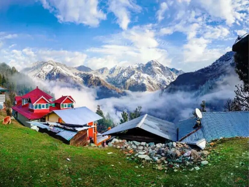  9) धर्मशाळा, हिमाचल प्रदेश : धौलाधर पर्वतरांगांमध्ये वसलेल्या धर्मशाळेत ऑगस्टमध्ये कमी गर्दी असते. इथे कारेरी दाल लेक आणि नामग्याल मठ ही प्रमुख ठिकाणे आहेत.