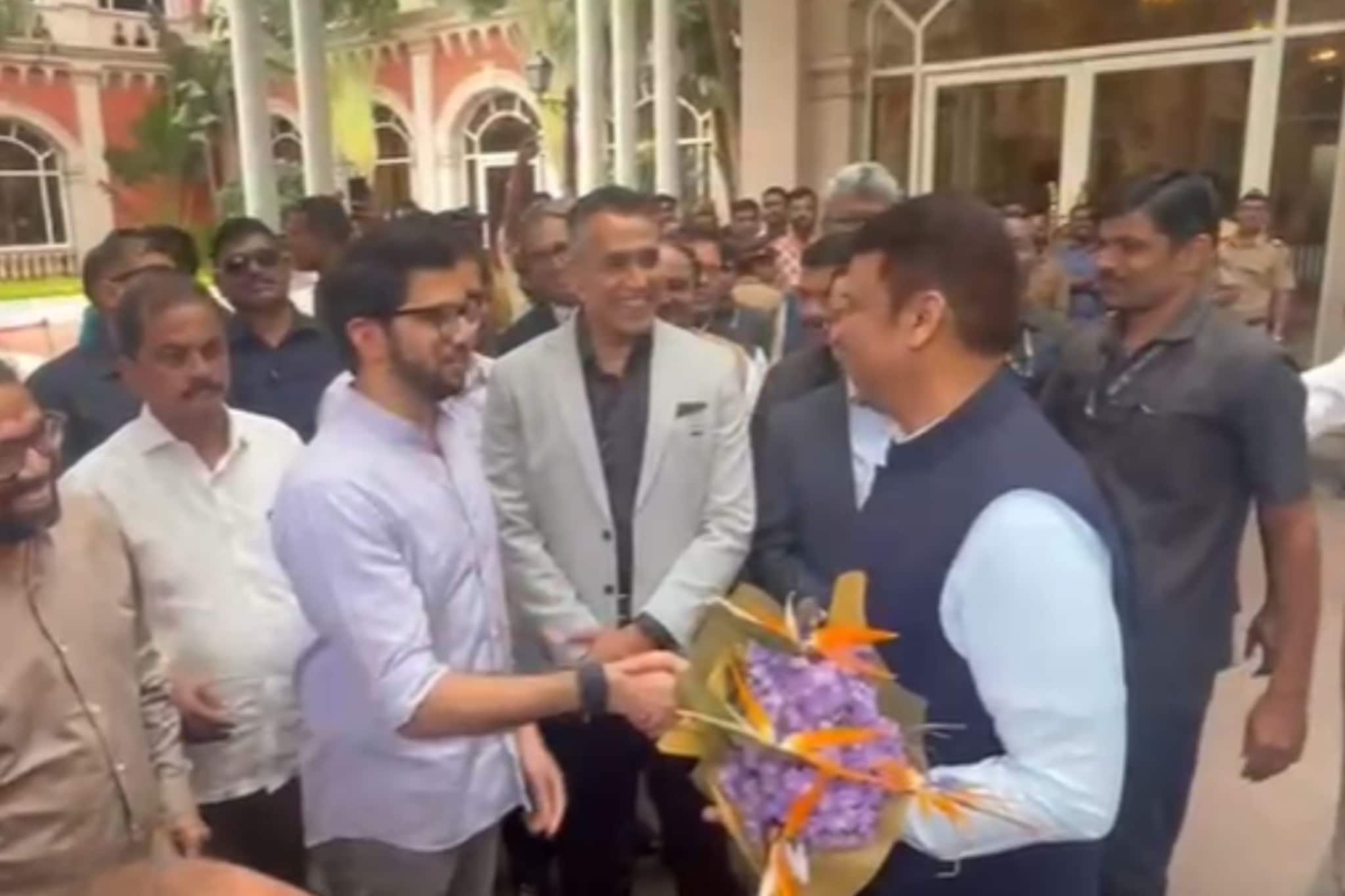 मीच मुलाखत घ्यायला पाहिजे... आदित्य ठाकरेंचा यॉर्कर,  फडणवीसही खळखळून हसले