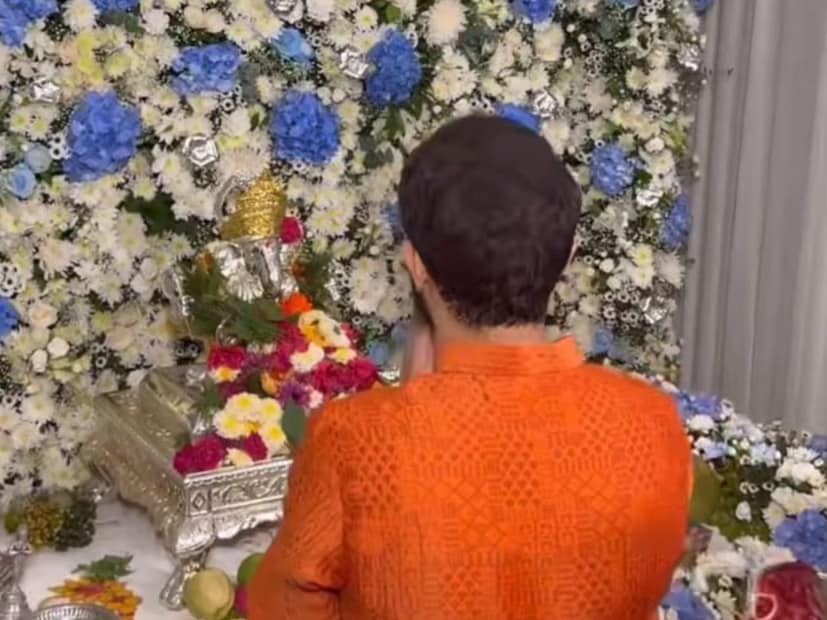 आमदार आदित्य ठाकरे यांनी देखील काकांच्या घरातील बाप्पाचे दर्शन घेतले.