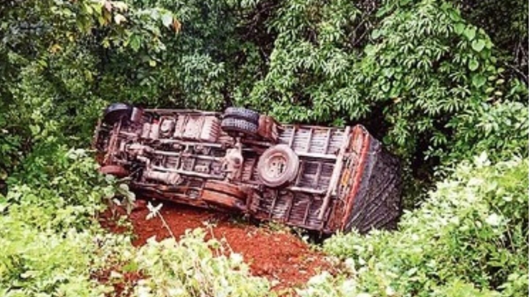 गुगल मॅपने केला घात, अरुंद रस्त्यावर ट्रक झाला पलटी; चालक बचावला, पण नुकसान झालं जास्त!