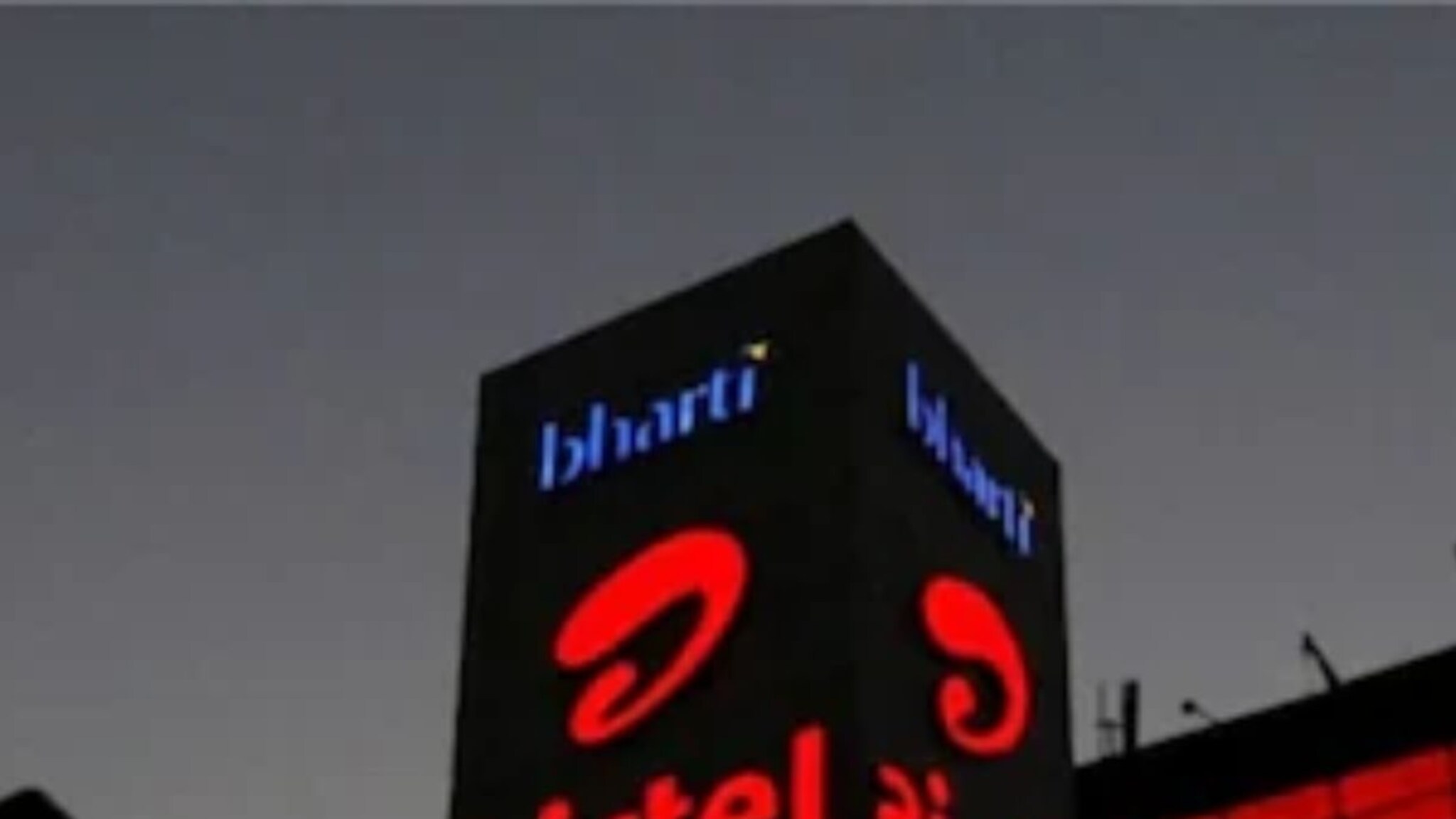 पैशांची महाबचत! फक्त एका रिचार्जमधील चालतील घरातील 4 नंबर, Prime सह Hotstar Free