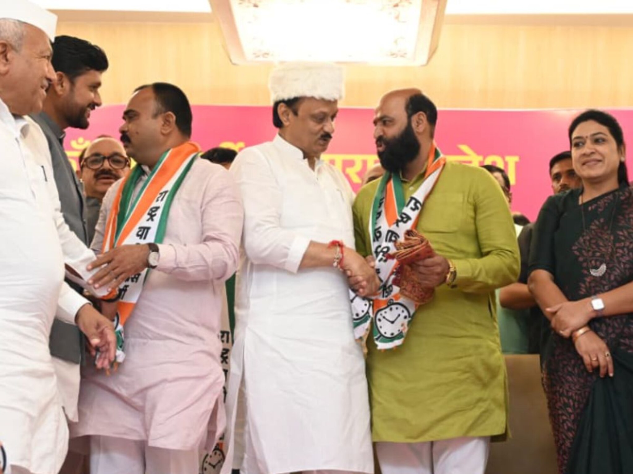 नाशकात ठाकरे-पवारांना धक्का, निवडणुकीआधी शेकडो पदाधिकारी दादांच्या राष्ट्रवादीत!