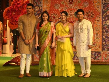 27 वर्षांची सारा तेंडुलकर अजूनही सिंगल, मैत्रिणीच्या लग्नातला देसी लुक व्हायरल