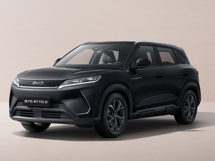 BYD ने  Atto 2 ला यूकेमध्ये लाँच केलं आहे.  यूकेमध्ये तिच्या 'बेस बूस्ट' मॉडेलची सुरुवातीची किंमत सुमारे 32.5 लाख रुपये इतकी आहे. तर 'हाय-एन्ड कम्फर्ट' मॉडेलची किंमत सुमारे 41.3 लाख रुपये आहे. आतापर्यंत BYD मुख्यत्वे लक्झरी इलेक्ट्रिक गाड्यांवर लक्ष केंद्रित करत होती, पण Atto 2 च्या लाँचमुळे कंपनीने आपल्या धोरणात बदल केला आहे. 