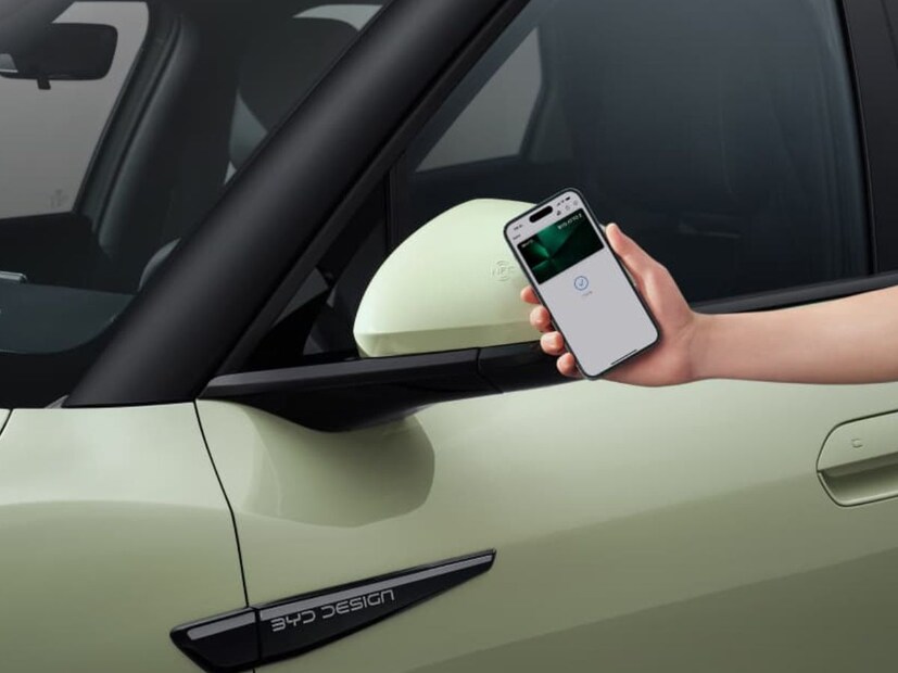 2 बॅटरी मॉडेल्स - BYD ने Atto 2 मध्ये दोन वेगवेगळ्या बॅटरी पर्याय दिले आहेत, जे ग्राहकांच्या वेगवेगळ्या गरजा पूर्ण करतील. बेस बूस्ट मॉडेल: यामध्ये 51.1kWh चा 'ब्लेड बॅटरी पॅक' आहे, जो 345 किमीची WLTP-मान्यताप्राप्त रेंज देतो.