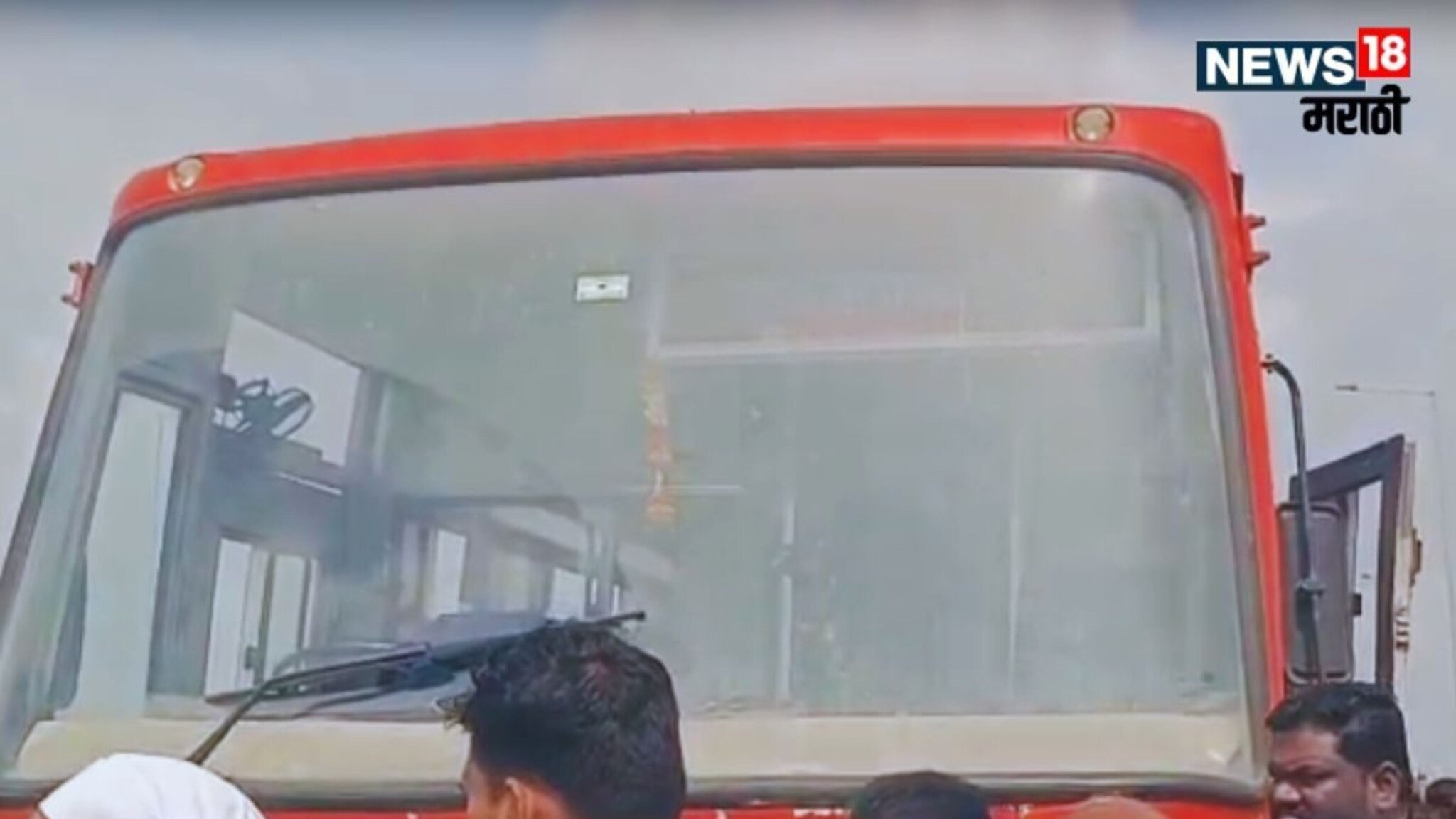 इंदापूरच्या दिशेने धावत्या बसमध्ये कोयत्याने सपासप वार, पोलिसांनी सांगितलं कारण