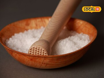 जेवणात जास्त मीठ खाताय? आताच टाळा ही सवय, नाहीतर होतील गंभीर आजार जेवणात जास्त मीठ खाताय? आताच टाळा ही सवय, नाहीतर होतील गंभीर आजार