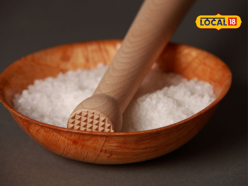 आहारात मिठाचे जास्त प्रमाणात सेवन हे एक अदृश्य महासाथीचे मुख्य कारण बनत आहे, असा इशारा भारतीय वैद्यकीय संशोधन परिषदेने दिला आहे. जास्त मीठ खाल्ल्याने लोकांमध्ये उच्च रक्तदाब, लकवा, हृदयरोग आणि मूत्रपिंडाच्या विकारांचा धोका वाढतो.  आहारात मिठाचे जास्त प्रमाणात सेवन हे एक अदृश्य महासाथीचे मुख्य कारण बनत आहे, असा इशारा भारतीय वैद्यकीय संशोधन परिषदेने दिला आहे. जास्त मीठ खाल्ल्याने लोकांमध्ये उच्च रक्तदाब, लकवा, हृदयरोग आणि मूत्रपिंडाच्या विकारांचा धोका वाढतो.