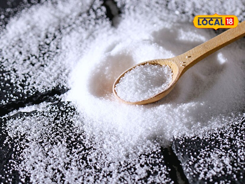 बऱ्याचवेळा मीठ आणि साखर या पदार्थांना पांढरे विष असेही संबोधले जाते. लहानांपासून ते मोठ्यांपर्यंत सर्वांनाच हे लक्षात नाही की आपण आहारामध्ये मीठ जास्त खातो. आहारामध्ये मीठ असतेच, पण काही पालेभाज्यांमध्ये नैसर्गिकरित्या मीठ असते, तसेच याप्रमाणे लोणच्यामध्ये देखील मोठ्या प्रमाणात मीठ असते.