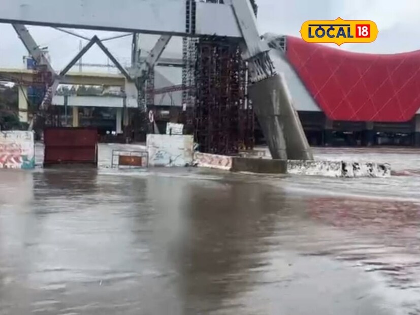 मुसळधार पावसाचा फटका शहराबरोबरच घाटमाथा आणि धरण क्षेत्रालाही बसला आहे. जवळपास सर्व प्रमुख धरणं भरली असून खडकवासला धरणातून पाण्याचा विसर्ग मोठ्या प्रमाणात सुरू करण्यात आला आहे.