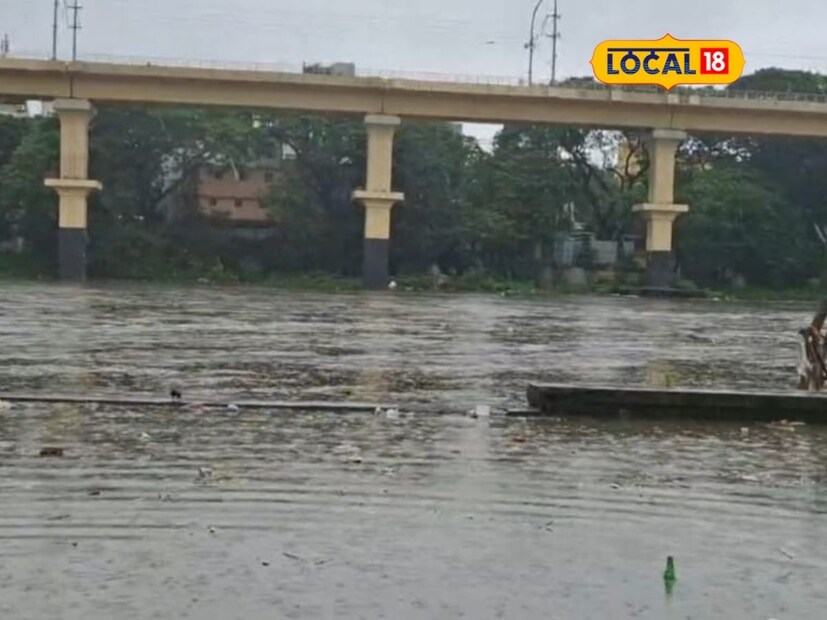 पुणे महापालिका आणि पोलिस प्रशासनाने नागरिकांना सतर्कतेचा इशारा दिला आहे. नदीकाठी किंवा धोकादायक भागात जाण्याचे टाळावे, असे आवाहन करण्यात आले आहे. तसेच, पाण्याचा प्रवाह प्रचंड असल्याने पायवाट, रस्ते आणि पूल वापरताना खबरदारी घ्यावी, असेही आवाहन करण्यात आले आहे.