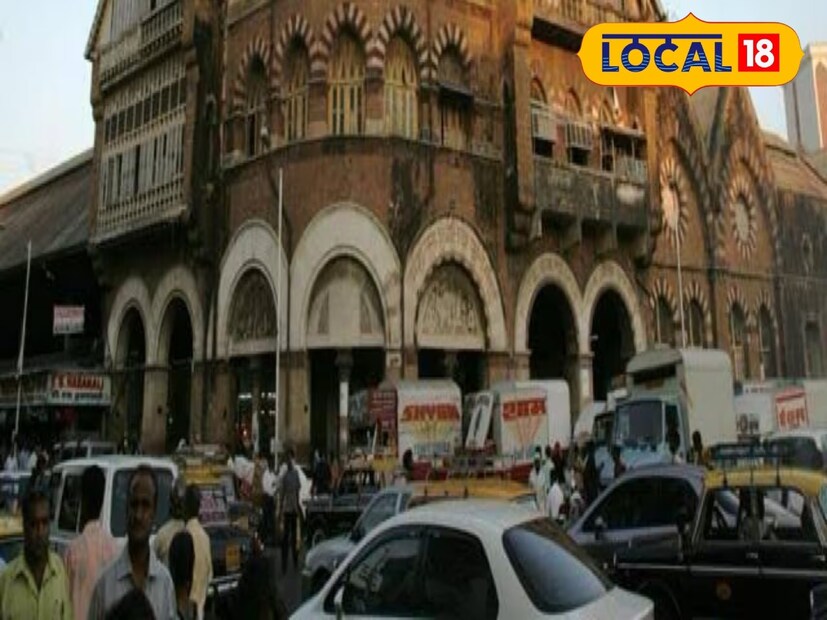 क्रॉफर्ड मार्केट: मुंबईच्या मध्यवर्ती भागात असलेलं क्रॉफर्ड मार्केट विविध प्रकारच्या वस्तूंसाठी ओळखलं जातं. गणेशोत्सवात इथे खरेदीसाठी विशेष गर्दी पाहायला मिळते. कृत्रिम फुलं, हार, तयार ज्वेलरी सेट्स, डेकोरेटिव्ह आयटम्स आणि आकर्षक शोपीससाठी हे ठिकाण प्रसिद्ध आहे. व्यापारी व घरगुती ग्राहकांसाठी ठिकाण हॉटस्पॉट ठरतं. 