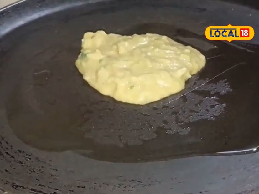 त्यानंतर पराठे तयार करायला घेऊ शकता. यासाठी तुम्ही साधा तवादेखील वापरू शकता. असल्यास नॉनस्टिक पॅन सुद्धा वापरू शकता. तवा थोडा गरम होऊ द्यायचा आहे. त्यानंतर त्यावर थोडे तेल टाकून घ्यायचं आहे. त्यानंतर मिश्रण तव्यावर टाकून ते पसरवून घ्यायचं आहे. नंतर पराठा एका साईडने पूर्ण शिजवून घ्यायचा आहे. एका साईडने शिजल्यानंतर पराठा परतवून घ्यायचा आहे.