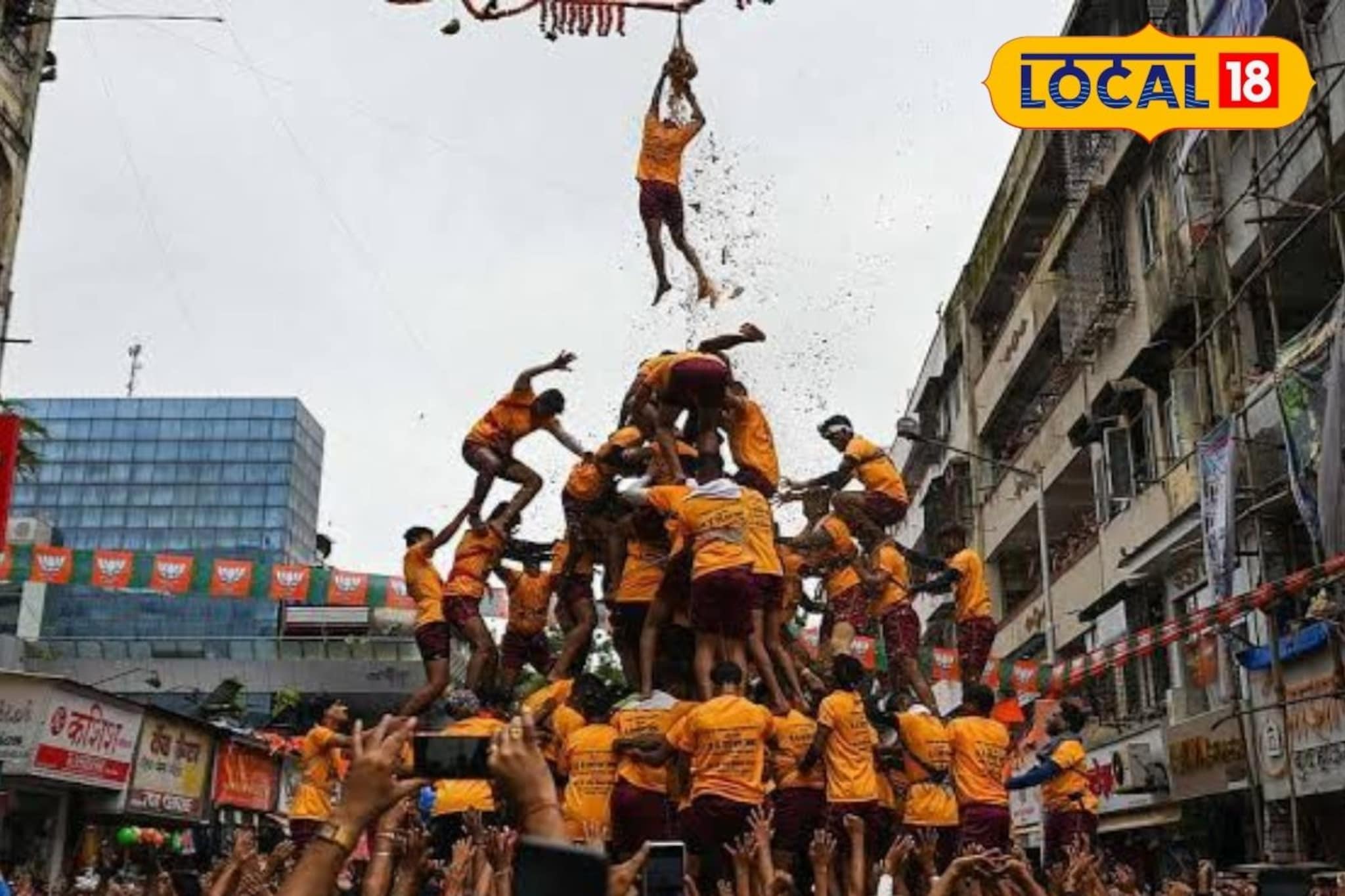 गल्लीबोळात घुमतो गोविंदाचा गजर, दादरमधील 5 लोकप्रिय दहीहंडी एका क्लिकवर