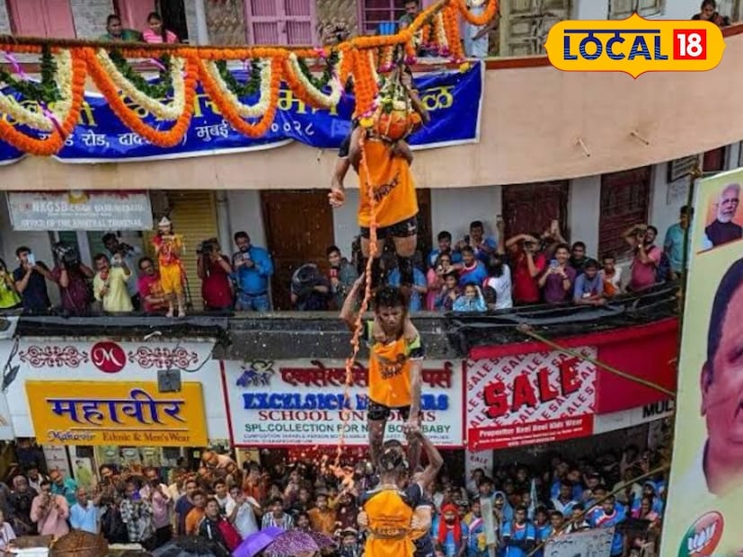 शिवसेना भवन गल्ली - राजकारण आणि शक्तीप्रदर्शनदहीहंडीच्या दिवशी शिवसेना भवनाच्या गल्लीत असलेला जल्लोष अनुभवणं म्हणजे मुंबईच्या जोशाचा साक्षीदार होणं. शिवसेनेच्या कार्यकर्त्यांचा उत्साह आणि ढोलताशांचा गजरात भगव्या पताकांनी सजलेली हंडी एकजुटीचं आणि परंपरेचं प्रतीक असते. अनेक नामवंत व्यक्ती या उत्सवात सहभागी होतात.  शिवसेना भवन गल्ली - राजकारण आणि शक्तीप्रदर्शनदहीहंडीच्या दिवशी शिवसेना भवनाच्या गल्लीत असलेला जल्लोष अनुभवणं म्हणजे मुंबईच्या जोशाचा साक्षीदार होणं. शिवसेनेच्या कार्यकर्त्यांचा उत्साह आणि ढोलताशांचा गजरात भगव्या पताकांनी सजलेली हंडी एकजुटीचं आणि परंपरेचं प्रतीक असते. अनेक नामवंत व्यक्ती या उत्सवात सहभागी होतात.