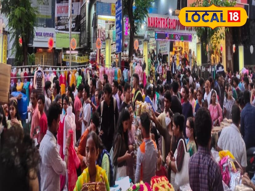 रानडे रोड मार्केट: दादरच्या रानडे रोडवरील बाजारपेठा सजावटीच्या साहित्यासाठी प्रसिद्ध आहे. येथे तुम्हाला नैसर्गिक फुलांच्या माळा, पारंपरिक आणि सणावारासाठी साजेशी ज्वेलरी सहज मिळते. सध्या संपूर्ण मार्केटमध्ये गणेशोत्सवासाठी लागणारं साहित्य विक्रीसाठी उपलब्ध आहे. बजेटमध्ये दर्जेदार सजावटीचं साहित्य हवं असल्यास, हे ठिकाण उत्तम पर्याय आहे.