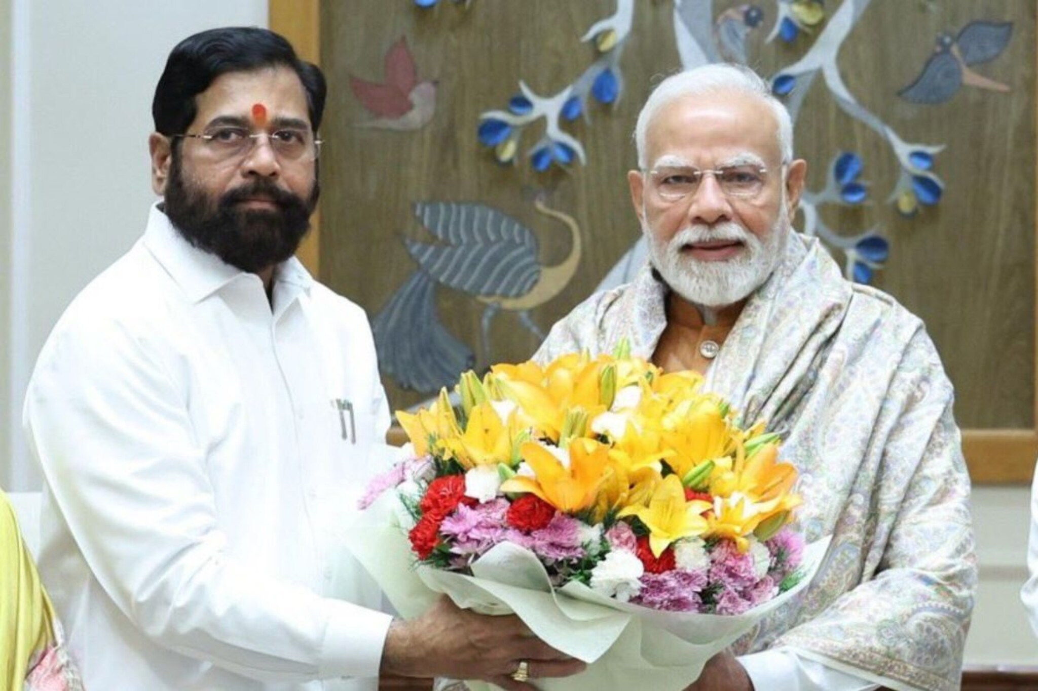 शिंदेंची PM मोदींची कुटुंबासह भेट, पण वेगळी चर्चा, बंद दाराआड काय झालं?