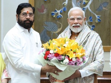 एकनाथ शिंदेंची पीएम मोदींची कुटुंबासह भेट, पण वेगळी चर्चा, बंद दाराआड काय झालं? एकनाथ शिंदेंची पीएम मोदींची कुटुंबासह भेट, पण वेगळी चर्चा, बंद दाराआड काय झालं?