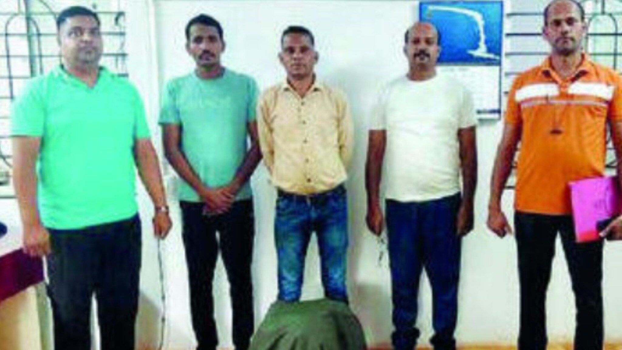 दागिन्यांच्या पुडीत दगडं! 'त्या' दोघांनी लुटलं अनेक महिलांना; चोरीची पद्धत्त ऐकून पोलीस चक्रावले