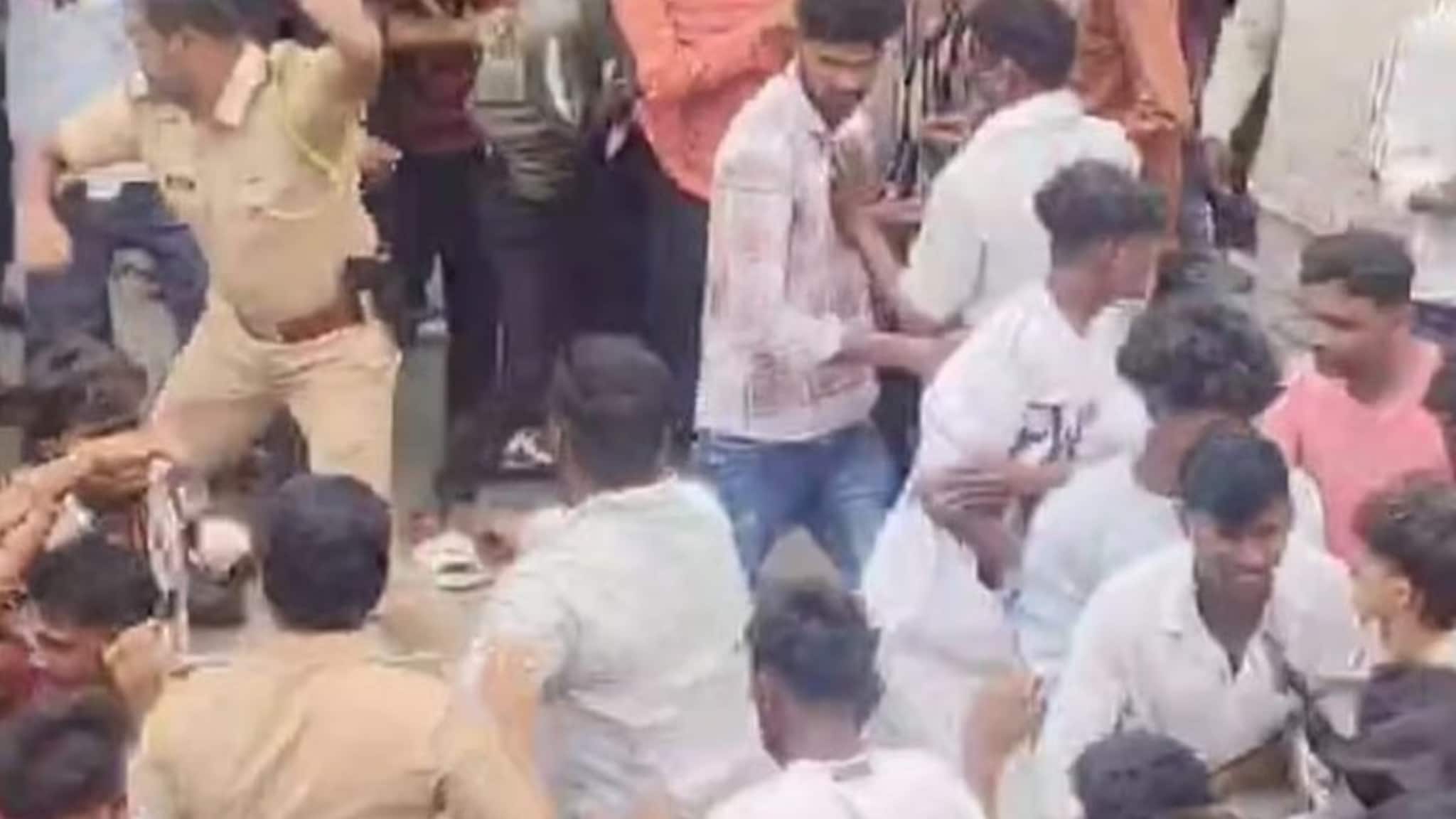 शिरपूरमध्ये आंदोलन पेटले! पोलीस निरीक्षकावर तीक्ष्ण हत्याराने वार; 8 वर्षांच्या चिमुरडीवरील अत्याचाराचे पडसाद