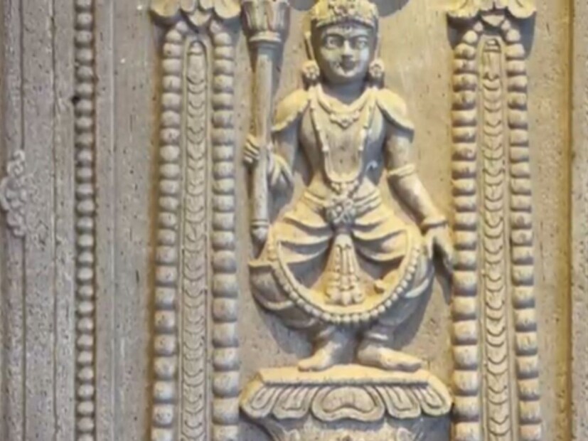 बाप्पा यंदा ज्या मंदिरात विराजमान होतील ते मंदिर 111 फूट उंचीचे असून सुरेख रेखीव आणि डोळ्याचं पारणं फेडणार नक्षीकाम या मंदिराला करण्यात आले आहे. 