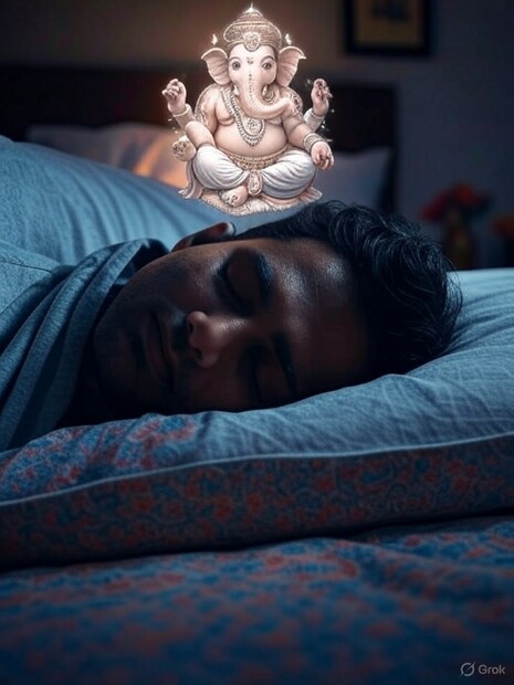 स्वप्नात गणपतीसोबत गणेशाचं वाहन म्हणजे उंदीर दिसला तर हे देखील एक शुभ आहे. हे कामात यश किंवा संपत्ती मिळवण्याचं संकेत मानलं जातं.