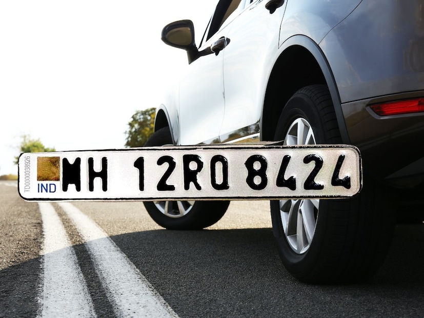HSRP म्हणजे काय?HSRP (High Security Registration Plate) म्हणजे चोरी रोखण्यासाठी, नंबर प्लेट बनावट होऊ नये म्हणून खास सुरक्षा तंत्रज्ञानासह बनवलेली नोंदणी प्लेट आहे. यात क्रोमियम बेस्ड होलोग्राम, लेझर एन्ग्रेव्ह केलेला नंबर आणि पिन-लॉकिंग सिस्टीम असते.