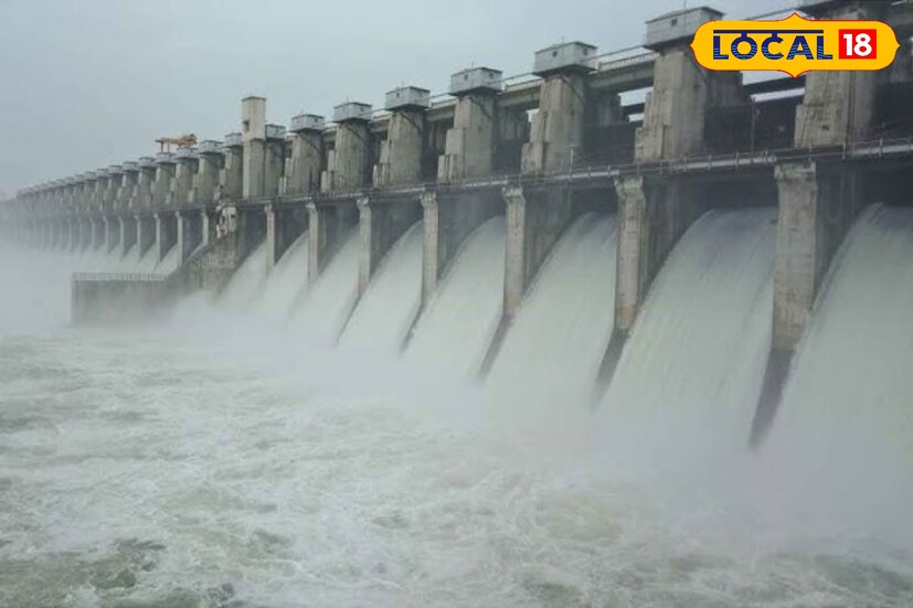 पैठण येथील जायकवाडी धरणातून 9 हजार क्यूशेक वेगाने गोदावरी नदीपात्रात पाणी सोडण्यात आले. धरणाचे 27 मुख्य दरवाज्यातून सहाव्यांदा पाणी सोडण्यात आले आहे. यंदा जायकवाडी धरणात 90.24 टक्के पाणीसाठा झाला आहे. पाणी सोडल्यामुळे गोदावरी नदीच्या काठावरील पैठण,पाटेगाव, आपेगाव, वडवाडीसह 18 गावांना सतर्कतेचा इशारा देण्यात आला असून नदीपात्रात कोणीही जाऊ नये असे आवाहन पाटबंधारे विभागाने केले आहे.