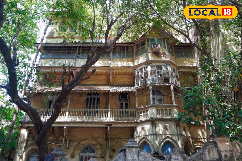 मुंबईच्या नेपियन सी रोडवर असलेला लक्ष्मी निवास बंगला हा स्वातंत्र्य इतिहासातील एक महत्त्वाचा पत्ता आहे. या बंगल्यात स्वातंत्र्य चळवळीशी संबंधित गुप्त बैठका आणि महत्त्वाचे राजकीय चर्चासत्रे होत असत. येथे घेतलेल्या निर्णयांचा थेट परिणाम स्वातंत्र्य संग्रामातील धोरणांवर झाला. आज हे ठिकाण जरी खासगी मालकीचे असले तरी त्याच्या भिंतींमध्ये त्या काळातील अनेक ऐतिहासिक आठवणी दडलेल्या आहेत.