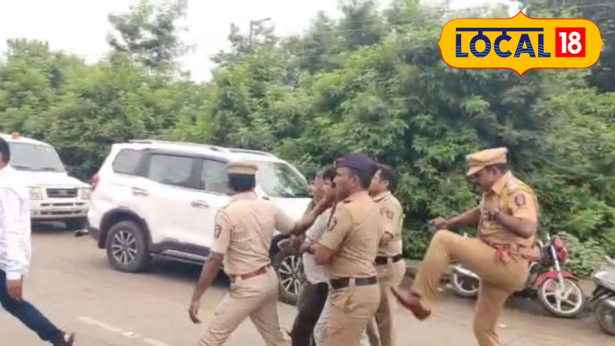 पोलीस अधिकाऱ्याने आंदोलकाला लाथ मारलेल्या प्रकरणाला नवं वळण, A टू Z माहिती