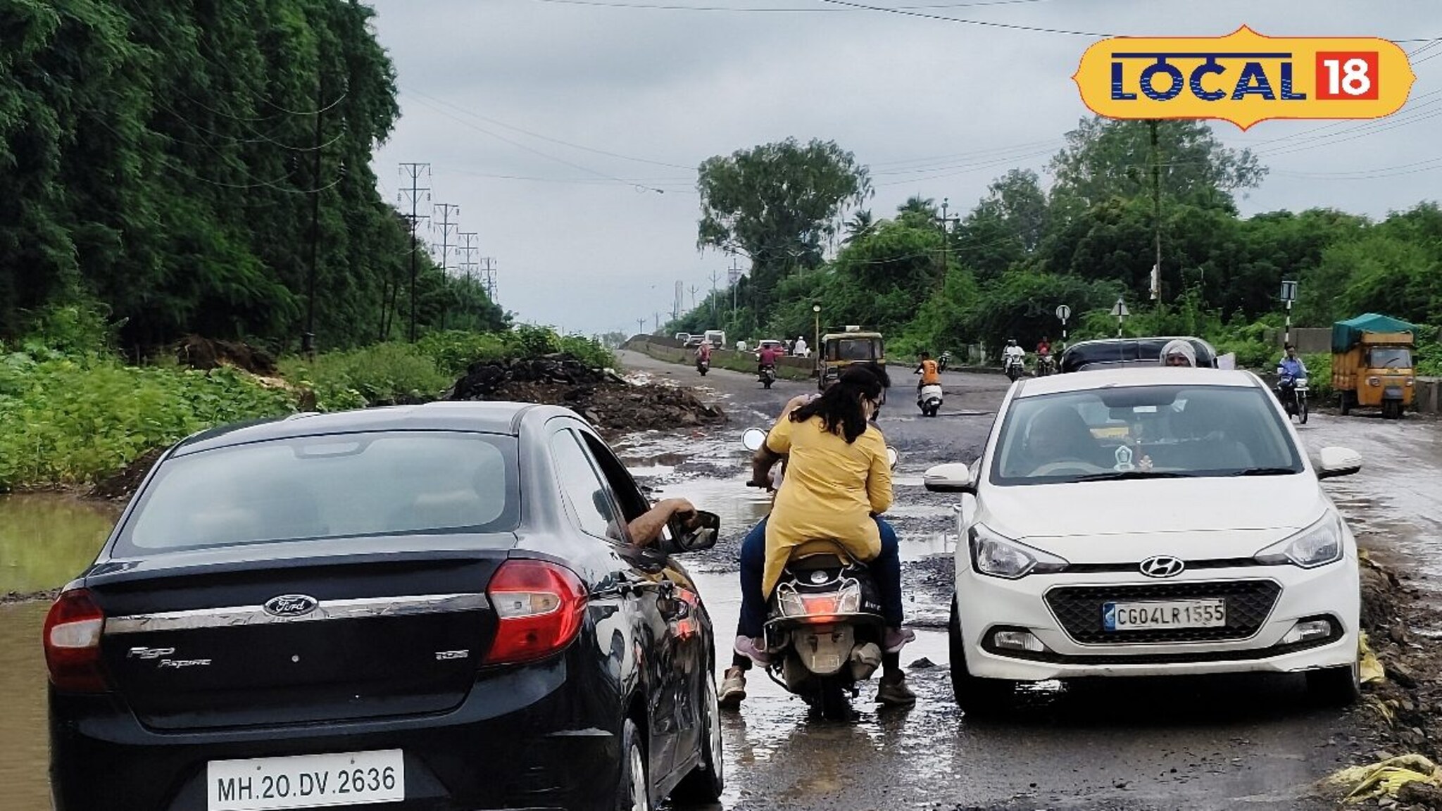 Chhatrapati Sambhajinagar: रस्त्यावर खड्डे की खड्ड्यात रस्ता? चितेगावात विद्यार्थ्यांचा जीव मुठीत घेऊन प्रवास