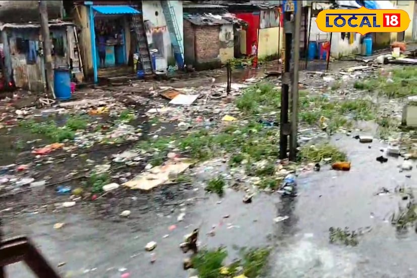 गेल्या चार दिवसांपासून मुसळधार पावसामुळे मुंबई आणि कोकण किनारपट्टीवर परिस्थिती गंभीर झाली आहे. मुंबईतील अनेक भाग जलमय झाले असून कुर्ला, भांडुप परिसरात पाणी साचल्याने नागरिकांना स्थलांतरित करावं लागलं. तर कोकणातील अनेक जिल्ह्यांमध्ये पावसाने थैमान घातल्यामुळे घरांमध्ये पाणी घुसले, समुद्रात भरती आली आणि मच्छिमारीवर बंदी घालण्यात आली आहे. आज 20 ऑगस्ट रोजी देखील पावसाचा जोर कायम राहणार आहे. गेल्या चार दिवसांपासून मुसळधार पावसामुळे मुंबई आणि कोकण किनारपट्टीवर परिस्थिती गंभीर झाली आहे. मुंबईतील अनेक भाग जलमय झाले असून कुर्ला, भांडुप परिसरात पाणी साचल्याने नागरिकांना स्थलांतरित करावं लागलं. तर कोकणातील अनेक जिल्ह्यांमध्ये पावसाने थैमान घातल्यामुळे घरांमध्ये पाणी घुसले, समुद्रात भरती आली आणि मच्छिमारीवर बंदी घालण्यात आली आहे. आज 20 ऑगस्ट रोजी देखील पावसाचा जोर कायम राहणार आहे.