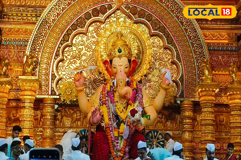गणेशोत्सवाला गणेश चतुर्थीपासून प्रारंभ होत असून ‘नवसाला पावणारा गणपती’ म्हणून ओळखल्या जाणाऱ्या लालबागच्या राजाच्या दर्शनासाठी पहिल्याच दिवसापासून प्रचंड गर्दी उसळते. हजारो भाविक गणेश चतुर्थीच्या आदल्या दिवसापासूनच रांगेत थांबतात आणि प्रतिष्ठापनेनंतरच्या सकाळपासून चरणस्पर्श व मुखदर्शनासाठी अखंड रांग सुरु असते. मुंबईतूनच नव्हे तर राज्यभरातून आणि देशाबाहेरूनही भाविक लालबागच्या राजाच्या दर्शनासाठी येत असतात. गणेशोत्सवाला गणेश चतुर्थीपासून प्रारंभ होत असून ‘नवसाला पावणारा गणपती’ म्हणून ओळखल्या जाणाऱ्या लालबागच्या राजाच्या दर्शनासाठी पहिल्याच दिवसापासून प्रचंड गर्दी उसळते. हजारो भाविक गणेश चतुर्थीच्या आदल्या दिवसापासूनच रांगेत थांबतात आणि प्रतिष्ठापनेनंतरच्या सकाळपासून चरणस्पर्श व मुखदर्शनासाठी अखंड रांग सुरु असते. मुंबईतूनच नव्हे तर राज्यभरातून आणि देशाबाहेरूनही भाविक लालबागच्या राजाच्या दर्शनासाठी येत असतात.
