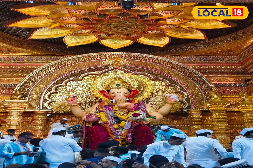2025 साली लालबागच्या राजाचा दरबार ‘तिरुपती बालाजीच्या राजमुकुटा’च्या थाटात सजवण्यात आला आहे. यासाठी खास ‘सुवर्ण गजानन महाल’ उभारला असून, मंडपाचे डिझाइन उंच व भव्य ठेवण्यात आले आहे. तिरुपतीच्या वैभवाची झलक आणि गणरायाच्या दरबारातील राजेशाही थाट यांचा संगम यंदा पाहायला मिळत आहे.