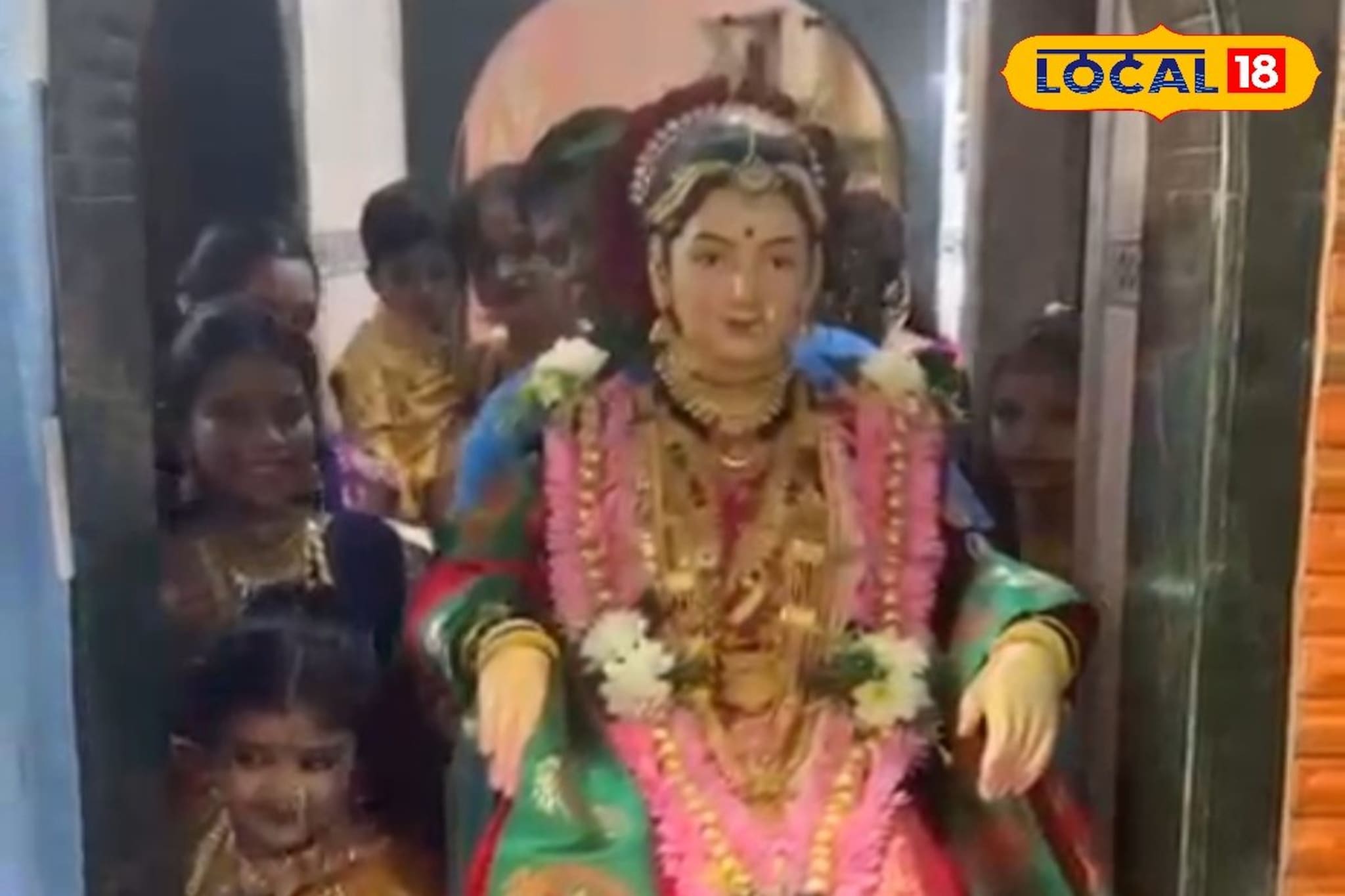 आली गौराई! तब्बल 109 वर्षांची परंपरा, ठाण्यातील या गौरी पाहण्यासाठी होतेय गर्दी