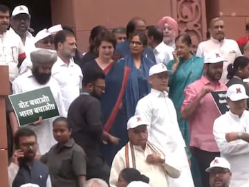 निवडणूक आयोगाच्या कार्यालयावर मोर्चा, दिल्ली पोलिसांकडून इंडिया आघाडीच्या खासदारांना अटकाव