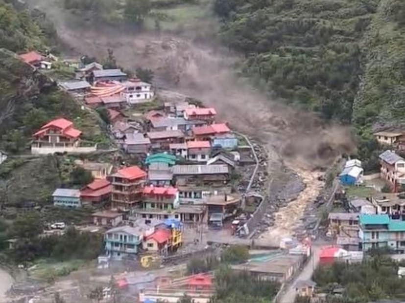 अशातच आता निर्सगाचा विद्धवंस पाहता इंडियन आर्मीने मोर्चा सांभाळला असून बचावकार्य सुरू करण्यात आलं आहे. तातडीने प्रतिसाद देत भारतीय सैन्याने 150 जवानांना तातडीने मदत केली, जे 10 मिनिटांत घटनास्थळी पोहोचले आणि तातडीने बचाव कार्य सुरू केले.