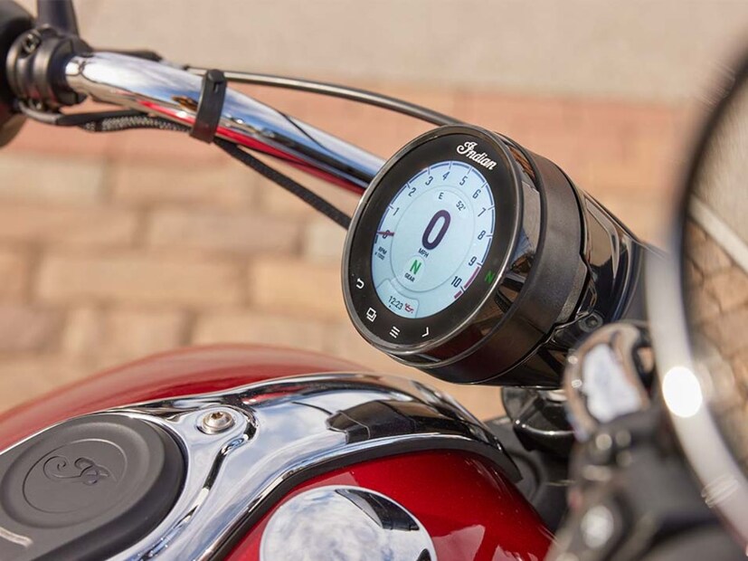 याव्यतिरिक्त, १०१ स्काउट वगळता सर्व १,२५० सीसी स्काउट बाइक्सना लिमिटेड + टेक ट्रिम लेव्हल मिळते, जे डिजी-अ&#x200d;ॅनालॉग डिस्प्लेला ४-इंच टचस्क्रीन कलर टीएफटी डिस्प्लेने बदलते आणि कीलेस इग्निशन जोडते. या टीएफटीमध्ये ऑन-बोर्ड नेव्हिगेशन, टोइंग/अपघात अलर्ट, व्हेईकल लोकेटर आणि काही भिन्न स्क्रीन लेआउट्स सारखे फिचर्स आहेत.