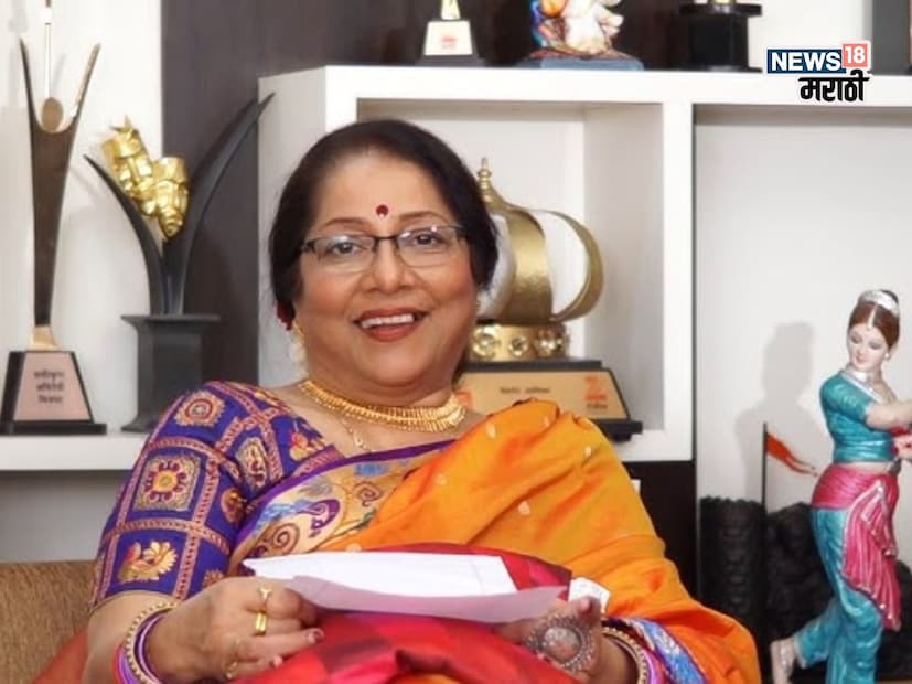 नुकताच ठरलं तर मग मालिकेचा प्रोमो समोर आला होता ज्यात नव्या पूर्णा आजीची एन्ट्री दाखवण्यात आली होती. डोक्यावर पदर घेत पूर्णा आजी घरात प्रवेश करतात असं दाखवण्यात आलं होतं. पण चेहरा दाखवण्यात आला नव्हता. अखेर नव्या पूर्णा आजीचं नाव आणि चेहरा समोर आला आहे.