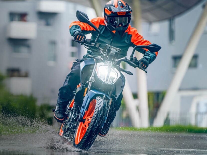 एकेकाळ हा KTM मोटर्सने चांगलाच गाजवला होता. पण, गल्लीतल्या पोरांनी या KTM बाइकचा इतका वापर केला की, KTM ही गल्लीतल्या पोरांची बाइक असल्याचा शिक्का बसला. त्यामुळे KTM बाइकची विक्री घटली होती. पण, आता KTM ने यातून धडा घेत मोजक्याच आणि क्लासबेस अशा बाइकची निर्मिती सुरू केली आहे. अलीकडेच KTM ने आपली 160 Duke  अखेर भारतात लाँच केली आहे.  