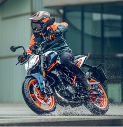 पॉवर आणि परफॉर्मेंस - KTM 160 Duke मध्ये 164.2cc, सिंगल-सिलेंडर, लिक्विड-कूल्ड इंजिन दिलं आहे. जे 9,500rpm वर 19bhp इतकी पॉवर आणि 7,500rpm वर 15.5Nm चा टॉर्क जनरेट करतो.  Yamaha MT-15 च्या तुलनेत Duke 160 थोडी जास्त पॉवरफुल आहे.  KTM चा  दावा  आहे आहे की, Duke ही आपल्या सेगमेंटमध्ये सगळ्यात पॉवरफुल आहे.  