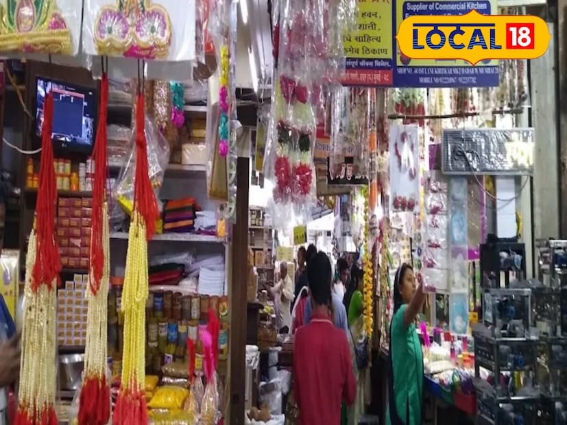 कीर्तीकर मार्केट: दादर वेस्टला असलेलं कीर्तीकर मार्केट म्हणजे सजावटीच्या साहित्याचा खजिनाच आहे. इथे तुम्हाला पारंपरिक पद्धतीने तयार केलेले हार, माळा, मखर आणि विविध रंगीबेरंगी सजावटीचं साहित्य अगदी स्वस्त दरात मिळतं. हे ठिकाण गणपती मंडळांपासून ते घरगुती गणपती सजावटीसाठी अनेकांची पहिली पसंती आहे.