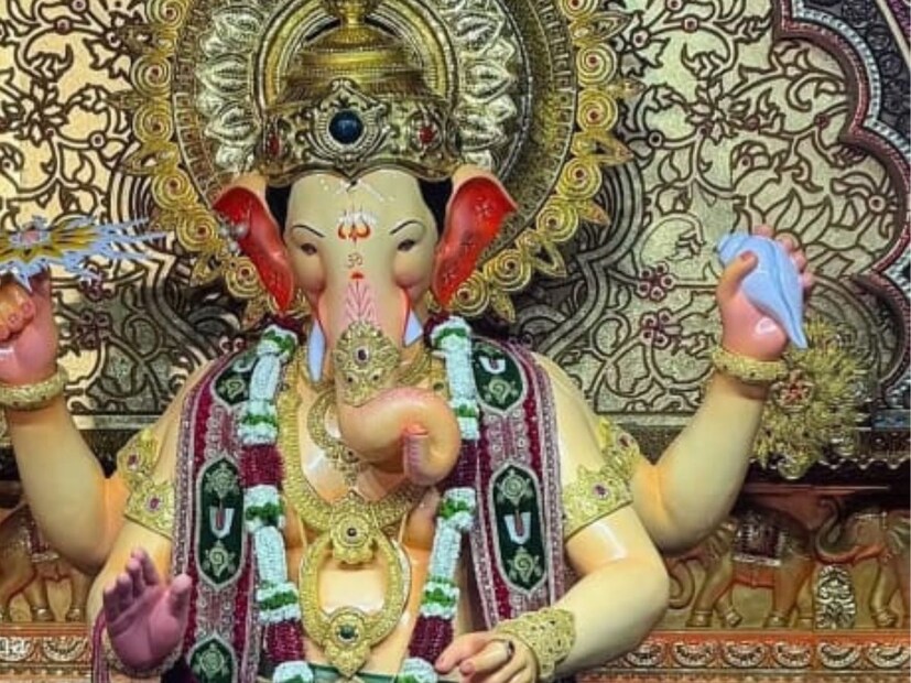 लालबागचा राजा आणि भक्तांचं विशेष नातं आहे. नवासाला पावणारा गणपती म्हणून राजाची विशेष ख्याती आहे. त्यामुळे त्याच्या चरणी प्रत्येकजण लीन होतो. 